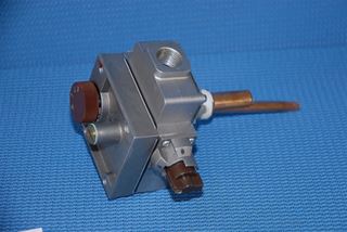Picture of C511AWH GAS VALVE ( NAT GAS) robertshaw